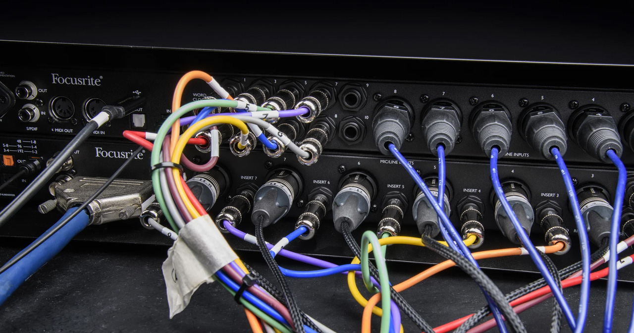 Focusrite Clarett+ Octopre: Preamplificatore 8 canali Mic/Line (Inst. con JFET su In 1 e 2), conversione AD/DA via ADAT In e Out a 24bit/192kHz, 8 uscite analogiche su DB25, 8 connessioni Insert per integrare processori di segnale esterni. Funzione AIR sui preamp, WordClock In & Out, 8 LED meter a 6 segmenti.