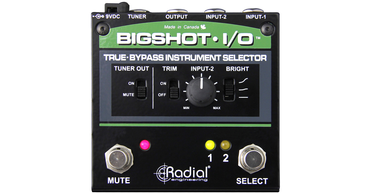 Radial BigShot i/o i/o™ di RADIAL ENGINEERING è un selettore che consente la commutazione rapida tra due strumenti come due chitarre o due bassi inviando il segnale selezionato in uscita all'amplificatore. BigShot i/o è realizzato con circuitazione passiva 100% true-bypass che non altera in alcun modo la timbrica degli strumenti collegati.