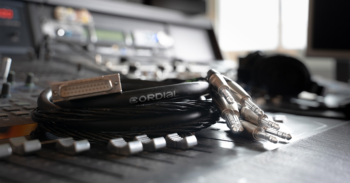 I cavi Cordial DB25 EFD con conformità DSUB 25, DA 88 Tascam per collegare interfacce audio e banchi di missaggio o altre strumentazioni in studio di registrazione