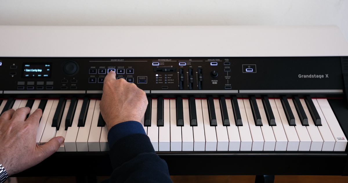 Grand Stage X è il modello Top dei pianoforti digitali Stage KORG. Adotta la rinomata tastiera RH3 Graded Hammer 88 tasti, e un motore sonoro multisintesi 