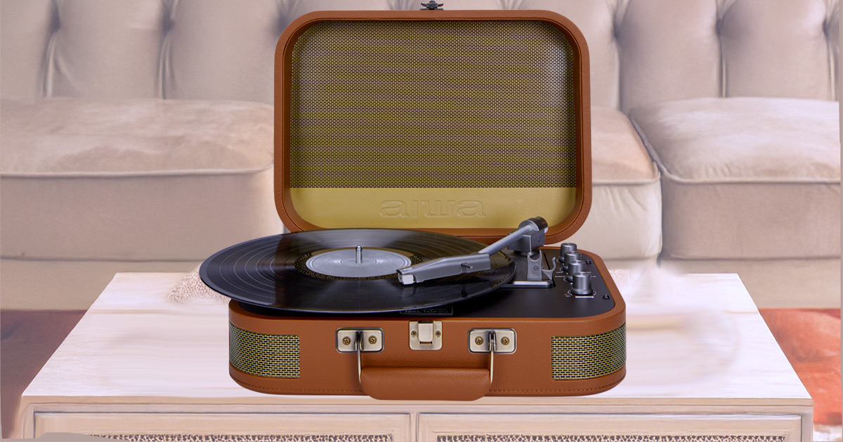 Con il giradischi AIWA VPX-1951BR puoi rivivere l’epoca d’oro dei dischi in vinile e delle fonovaligie portatili usate per suonarli!