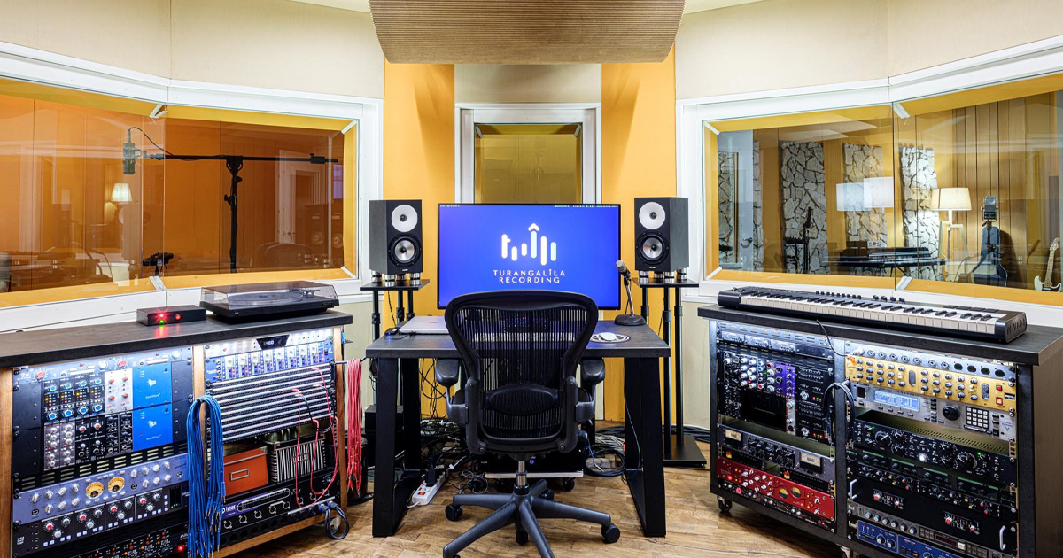 Turangalila Recording Studio è stato progettato per offrire un ambiente professionale, flessibile e privo di compromessi tecnici. Con tre sale acusticamente trattate e una regia di livello internazionale, lo studio garantisce una comunicazione visiva diretta tra i vari ambienti