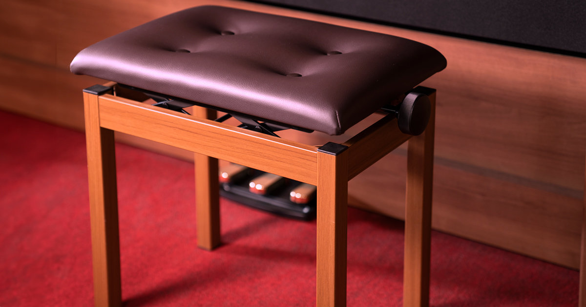 panca dedicata al piano digitale Poetry, realizzata in legno con una trama delle venature del legno che si abbina alla finitura di colore Poetic Brown del Poetry panca dedicata al piano digitale Poetry, realizzata in legno con una trama delle venature del legno che si abbina alla finitura di colore Poetic Brown del Poetry