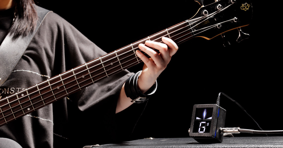 Pitchblack XS Bass possiede un'estensione di rilevamento della frequenza che inizia da C0 (16,34 Hz), coprendo oltre un'ottava sotto la corda del Mi basso del basso, il che lo rende adatto a tutte le tipologie di basso elettrico, comprese le accordature abbassate, oppure bassi a 5 corde. Pitchblack XS Bass possiede un'estensione di rilevamento della frequenza che inizia da C0 (16,34 Hz), coprendo oltre un'ottava sotto la corda del Mi basso del basso, il che lo rende adatto a tutte le tipologie di basso elettrico, comprese le accordature abbassate, oppure bassi a 5 corde.