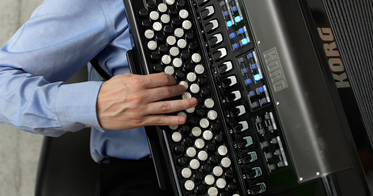 FISA SUPREMA BUTTON MBK è una fisarmonica digitale che non richiede naturalmente accordatura o altro tipo di manutenzione alle ance o al mantice e garantisce sempre prestazioni e affidabilità costanti in ogni condizione operativa. FISA SUPREMA BUTTON MBK è una fisarmonica digitale che non richiede naturalmente accordatura o altro tipo di manutenzione alle ance o al mantice e garantisce sempre prestazioni e affidabilità costanti in ogni condizione operativa.
