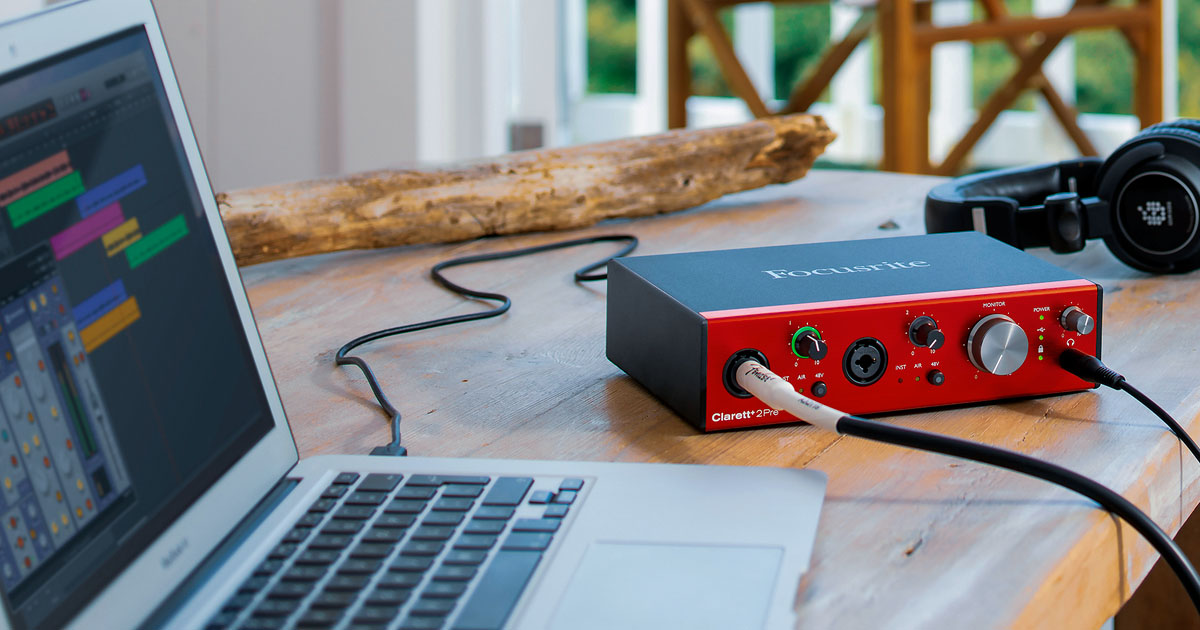 Interfaccia audio USB professionale Focusrite Clarett+ 2 Pre con 2 ingressi combo, 4 uscite jack TRS da ¼” e un’uscita cuffia analogici, più un ingresso ADAT ottico. Si alimenta da corrente, oppure direttamente via USB-C da computer PC, Mac e iPad compatibili con alimentazione 15W.