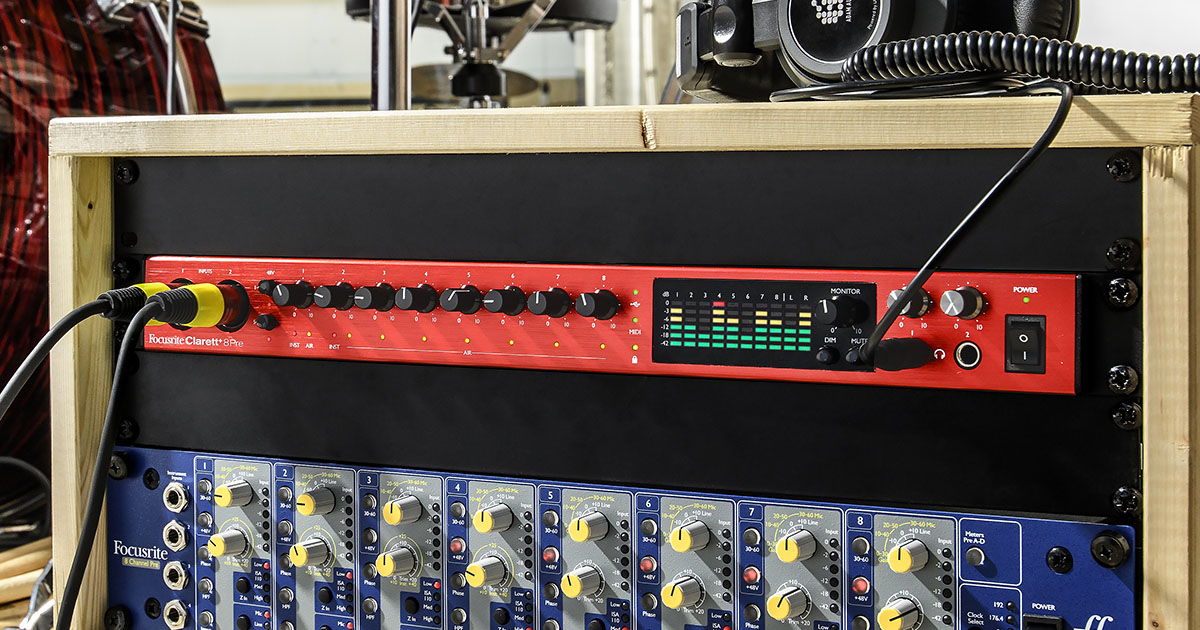 Clarett+ 8 Pre è un’interfaccia audio professionale in formato rack 19” da un’unità dotata di preamplificatori analogici ad alta qualità con 18 ingressi e 20 uscite, di cui 8 ingressi combo preamplificati e 10 uscite jack TRS da ¼” analogici, ingresso e un’uscita S/PDIF coassiali e un ingresso e un’uscita ottici ADAT. MIDI In & Out DIN.