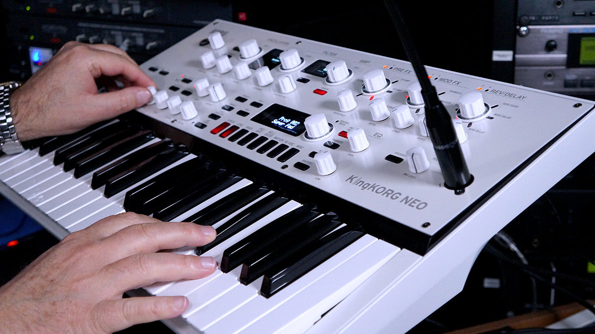 Il generatore sonoro Virtual Analog di KK NEO unito alla versatile sezione effetti consente la programmazione di sonorità moderne e dinamiche Il generatore sonoro Virtual Analog di KK NEO unito alla versatile sezione effetti consente la programmazione di sonorità moderne e dinamiche