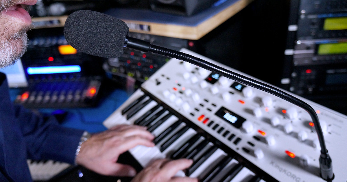 KingKORG NEO possiede un ingresso XLR bilanciato sul pannello frontale e viene fornito con un microfono Goose Neck di qualità, per lanciarsi immediatamente nel mondo del Vocoding. KingKORG NEO possiede un ingresso XLR bilanciato sul pannello frontale e viene fornito con un microfono Goose Neck di qualità, per lanciarsi immediatamente nel mondo del Vocoding.