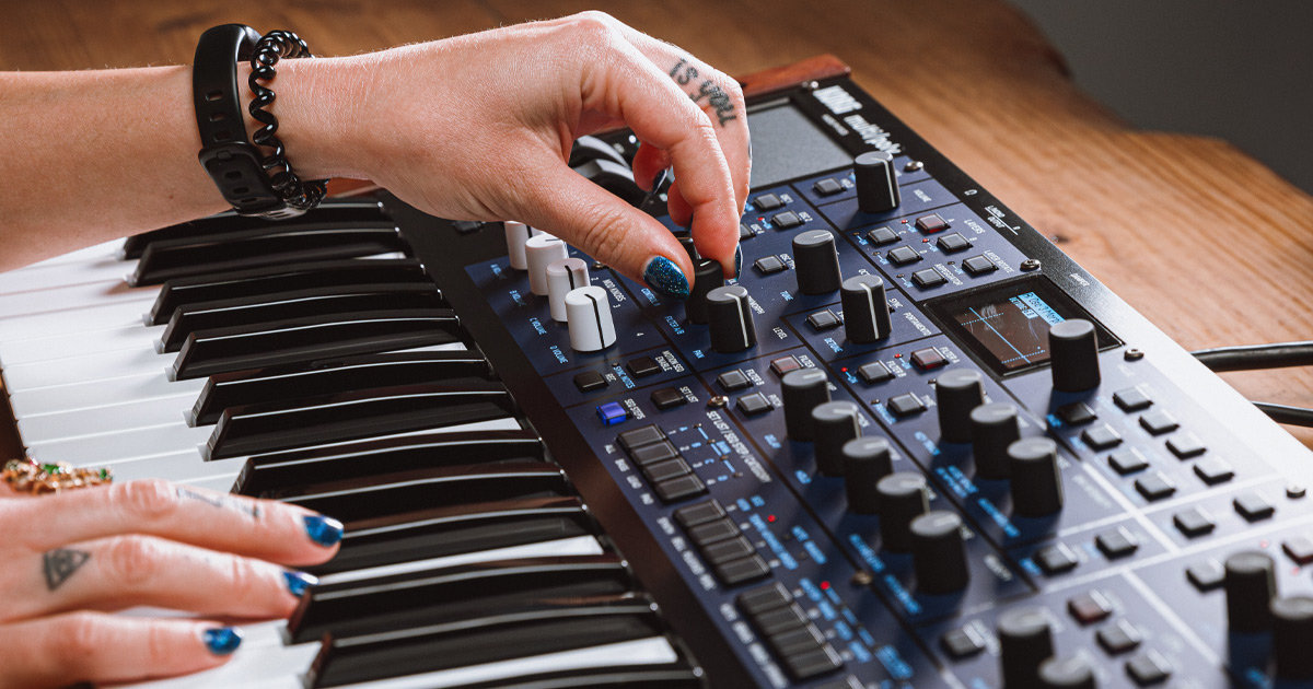 KORG multi/poly è un synth digitale a modellazione fisica analogica di nuova generazione ispirato al classico Mono/Poly vintage di KORG che combinava all’epoca timbriche di grande spessore e funzioni sperimentali tipiche dei sintetizzatori modulari. KORG multi/poly è un synth digitale a modellazione fisica analogica di nuova generazione ispirato al classico Mono/Poly vintage di KORG che combinava all’epoca timbriche di grande spessore e funzioni sperimentali tipiche dei sintetizzatori modulari.