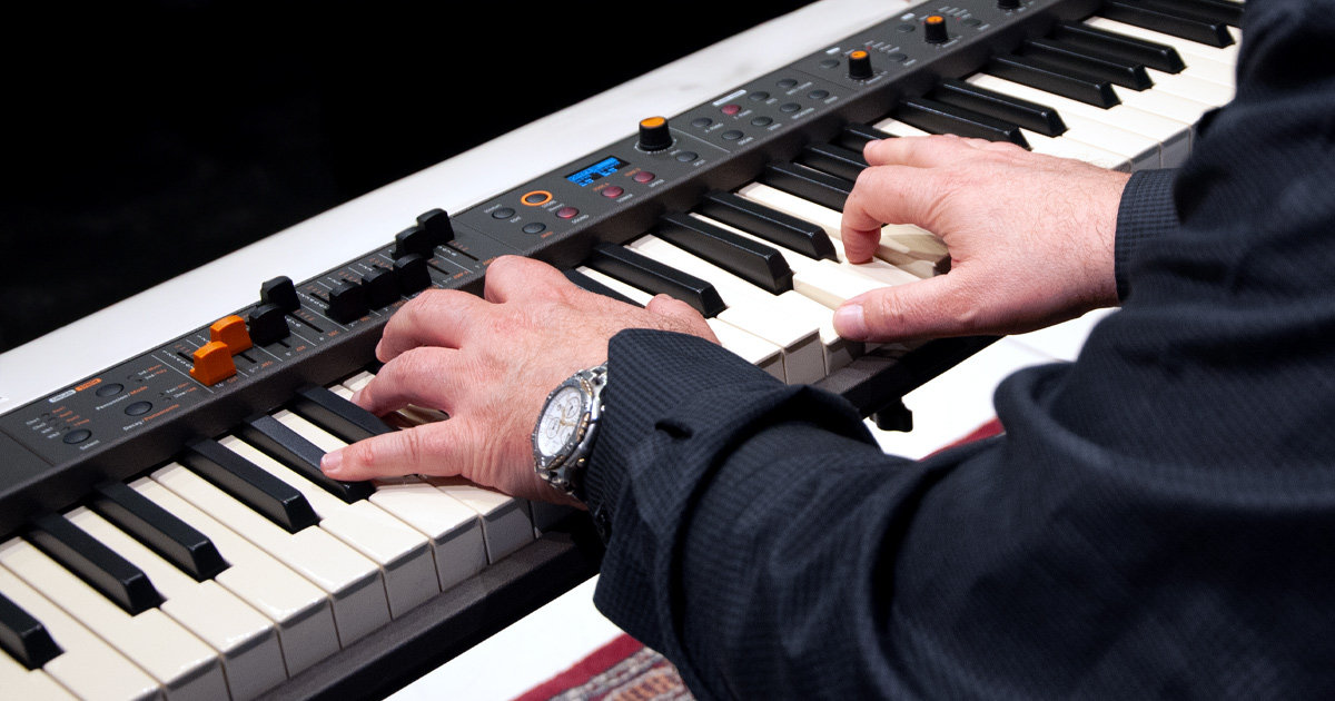 Numa Compact X SE soddisfa la maggior parte delle esigenze degli artisti come le dimensioni compatte e il peso contenuto, fattori ideali per i musicisti che operano in mobilità Numa Compact X SE soddisfa la maggior parte delle esigenze degli artisti come le dimensioni compatte e il peso contenuto, fattori ideali per i musicisti che operano in mobilità