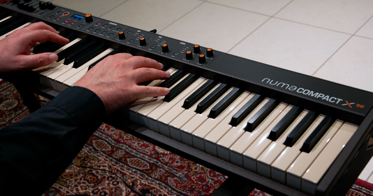 Numa Compact X 2 SE è dotata di un nuovo motore sonoro ad alte prestazioni, con una maggiore articolazione polifonica, oltre 140 suoni, un set ampliato di parametri di controllo, 4 sezioni sonore, con DSP fino a 6 effetti simultanei, e 9 Slider multi funzione Numa Compact X 2 SE è dotata di un nuovo motore sonoro ad alte prestazioni, con una maggiore articolazione polifonica, oltre 140 suoni, un set ampliato di parametri di controllo, 4 sezioni sonore, con DSP fino a 6 effetti simultanei, e 9 Slider multi funzione