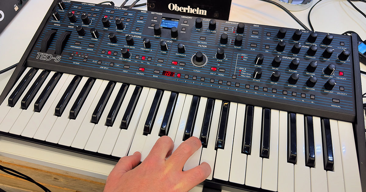 Oberheim TEO 5, synth analogico polifonico a 5 voci (2 VCO, sub osc per voce) con X-Mod (FM) equipaggiato di una tastiera Fatar Premium semi-pesata a 3,5 ottave (44 tasti), sensibile a velocity e aftertouch. Il filtro è un SEM a stato variabile (lowpass, highpass, notch e bandpass). 2 processori di effetti digitali a 24-bit/48kHz: uno dedicato esclusivamente al riverbero (room, hall, plate, spring) e un altro ad effetti quali delay, chorus, flanger, emulazioni degli Oberheim phase shifter e ring modulator. Overdrive Stereo analogico. 2 LFO, 2 ADSR assegnabili. Arpeggiatore e Sequencer polifonico a 64-Step con legature e pause. 