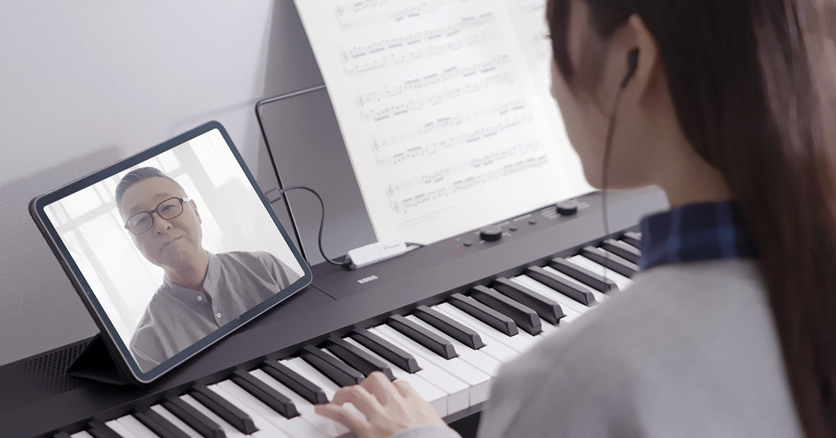 PianoRec possiede un auricolare microfono dotato di un interruttore Mute, che consente di comunicare senza problemi con l'insegnante durante le lezioni online o di chattare in tempo reale con il pubblico sui social media. PianoRec possiede un auricolare microfono dotato di un interruttore Mute, che consente di comunicare senza problemi con l'insegnante durante le lezioni online o di chattare in tempo reale con il pubblico sui social media.