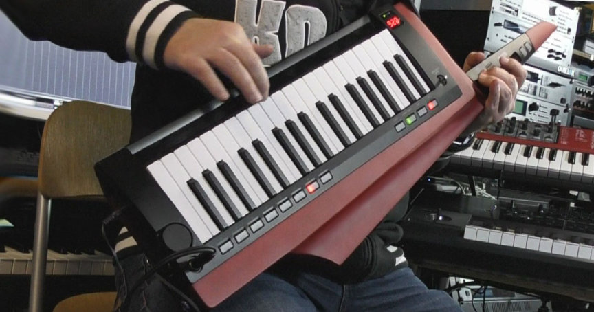 KORG RK-100S 2-BK è compatto e leggero rispetto ad altri prodotti simili, consente al performer di muoversi agevolmente sul palco KORG RK-100S 2-BK è compatto e leggero rispetto ad altri prodotti simili, consente al performer di muoversi agevolmente sul palco