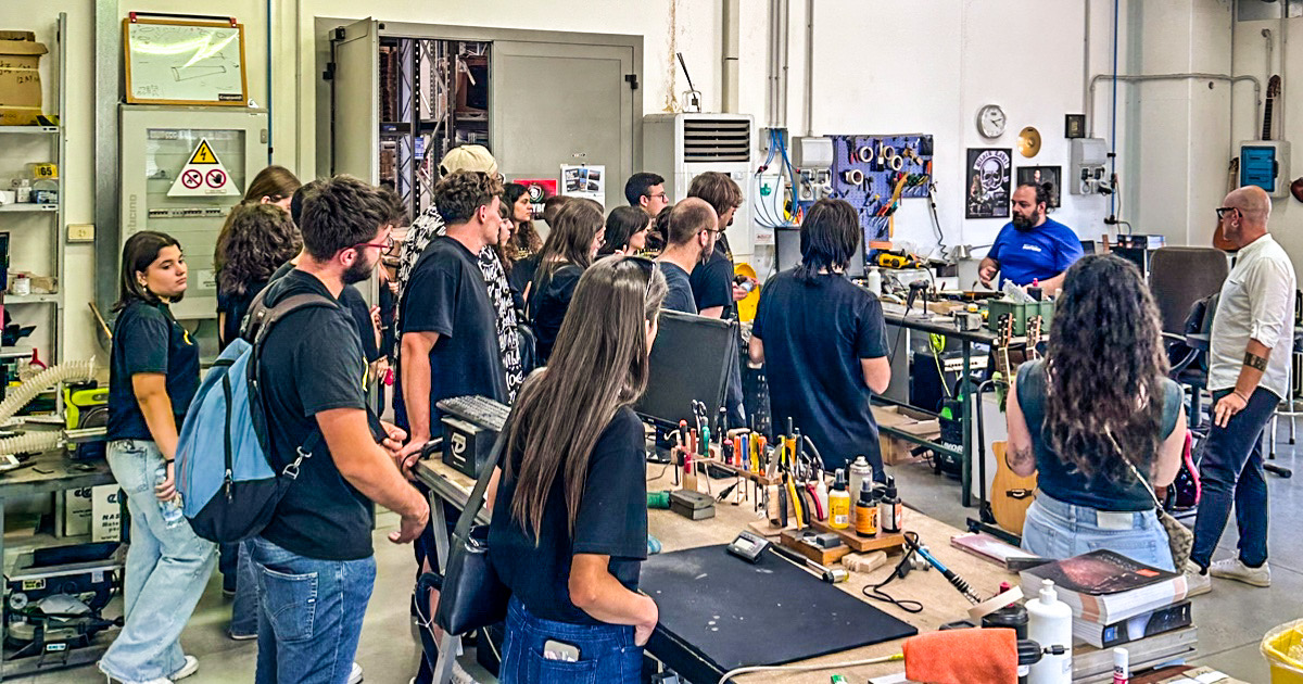 La Eko Orchestra nel laboratorio di Controllo Qualità con Umberto Speranza Perticarini