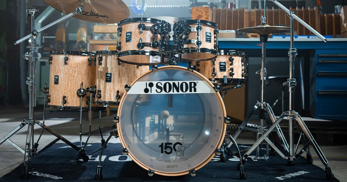 150th Signature Shell Set è uno dei quattro modelli di batterie acustiche creati per celebrare il 150esimo anniversario di Sonor e che replica il modello originale degli anni '80 ma con i fusti di profondità per un suono moderno.