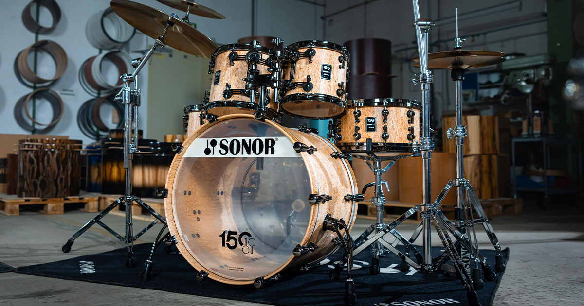 150th Signature Shell Set è uno dei quattro modelli di batterie acustiche creati per celebrare il 150esimo anniversario di Sonor e che replica il modello originale degli anni '80 ma con i fusti di profondità per un suono moderno.