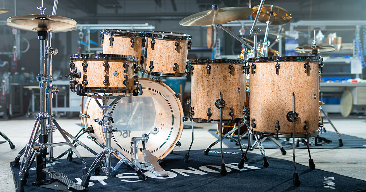 150th Signature Shell Set è uno dei quattro modelli di batterie acustiche creati per celebrare il 150esimo anniversario di Sonor e che replica il modello originale degli anni '80 ma con i fusti di profondità per un suono moderno.