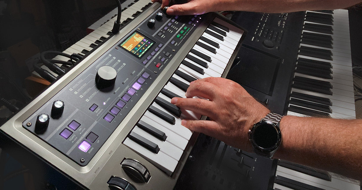 microKORG 2 Standard possiede un motore sonoro a modellazione fisica analogica completamente nuovo, che esprime notevoli performance in termini di qualità e dinamica del suono. microKORG 2 Standard possiede un motore sonoro a modellazione fisica analogica completamente nuovo, che esprime notevoli performance in termini di qualità e dinamica del suono.