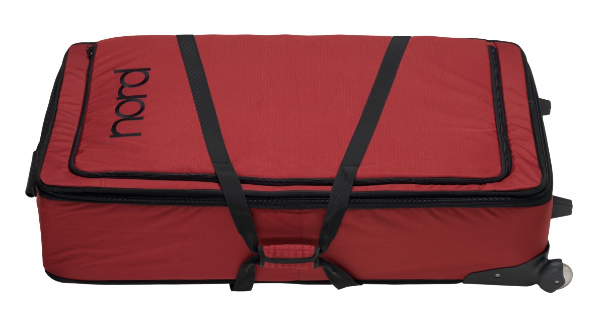 Nord Soft Case Organ la custodia imbottita trolley che offre protezione e praticità di trasporto per il tuo Nord Organ 3, ideale per prove tasferte e Tour, è dotata di ruote e maniglie ed arricchita da una tasca esterna capiente dove riporre il leggio Music Stand EX e tutti i tuoi cavi. Nord Soft Case Organ la custodia imbottita trolley che offre protezione e praticità di trasporto per il tuo Nord Organ 3, ideale per prove tasferte e Tour, è dotata di ruote e maniglie ed arricchita da una tasca esterna capiente dove riporre il leggio Music Stand EX e tutti i tuoi cavi.