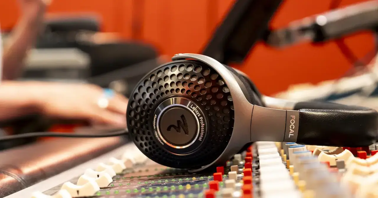 Le Focal Lensys Professional sono cuffie circumaurali chiuse per la produzione musicale, il mixaggio e il mastering, dall'ottima e bilanciata estensione in frequenza (5Hz/22kHz) e con un eccellente riproduzione dell’immagine stereo che le rendono perfette