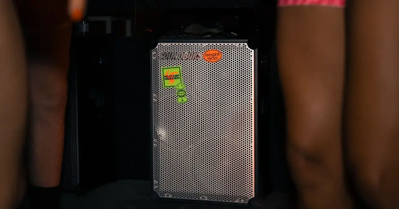 SOUNDBOKS SB4: sistema audio portatile Bluetooth con batteria (fino a 40h, 6h al max volume), 2 woofer 10", 1 tweeter 1", 3 amp D da 72W RMS, max 126dB SPL, risposta 40Hz–20kHz. Ingressi: Combo Mic/Line (XLR/Jack), Aux In/Out mini-jack.