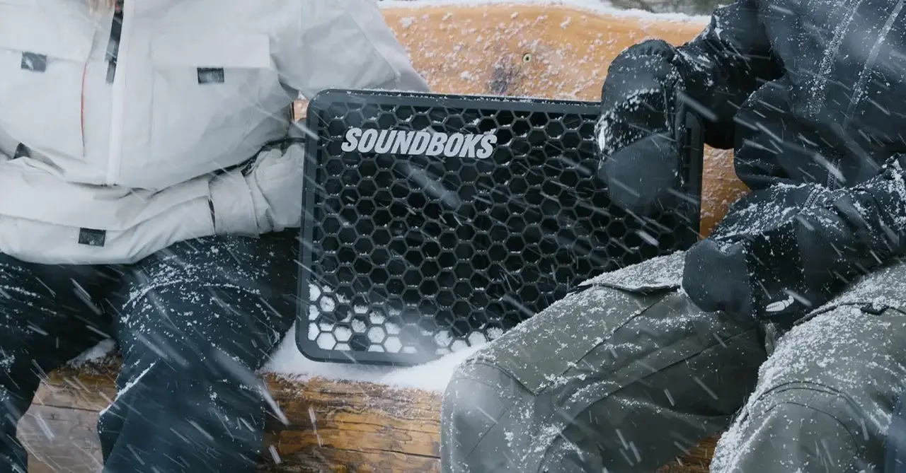 SOUNDBOKS GO: sistema audio portatile a batteria (fino a 40h, 10h al max volume), 1 woofer 10", 1 tweeter 1", 2x72W classe D, max 121dB SPL, risposta 40Hz–20kHz. Connessioni: Bluetooth 5.0, Aux In mini-jack.