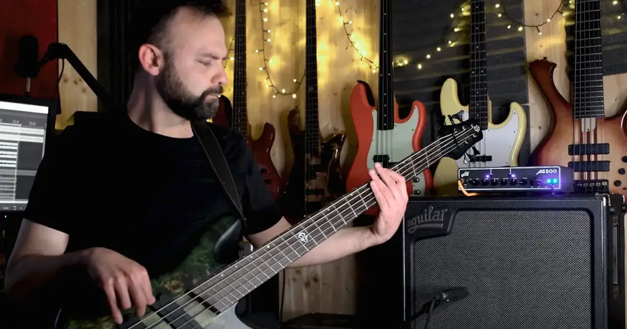 Giovanni Serafini suona la testata di seconda generazione AG 500 V2 di Aguilar