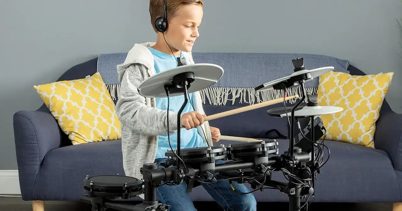 ALESIS DEBUT KIT è una Batteria Elettronica completa con Pelli Mesh destinata a bambini e ragazzi che include tutto ciò che ti serve per iniziare a suonare