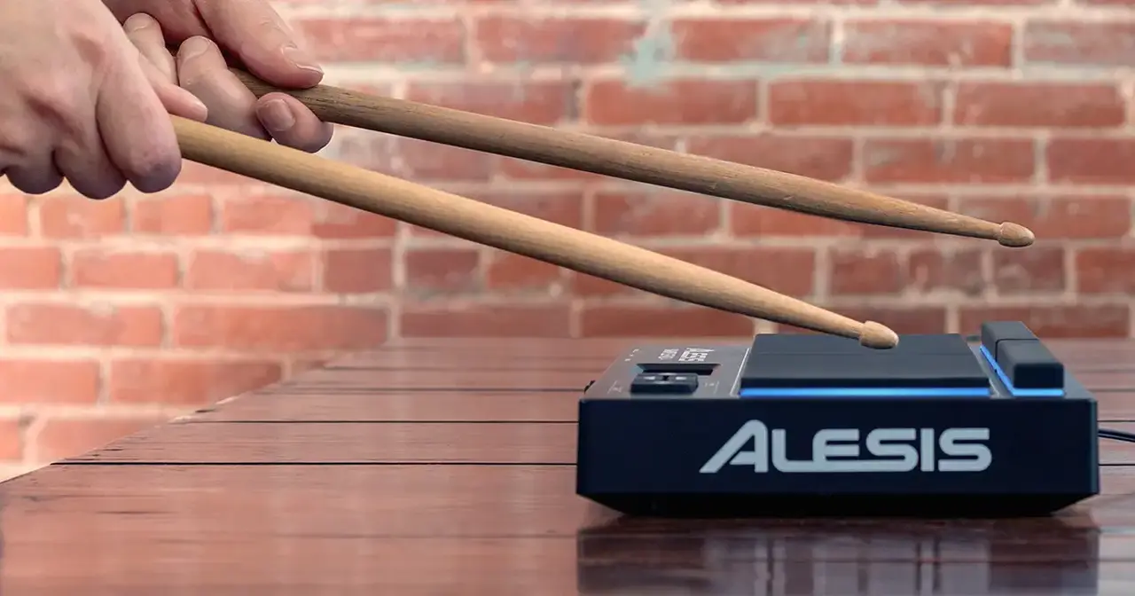 ALESIS SAMPLE PAD 4 è una percussione a pad in gomma a 4 zone retroilluminate da led di colore blu