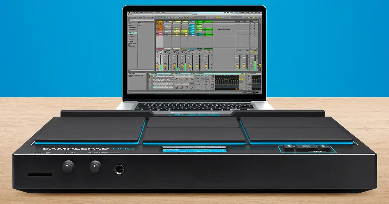 ALESIS SAMPLE PAD PRO è una percussione a pad in gomma a 8 zone retroilluminate da led di colore blu