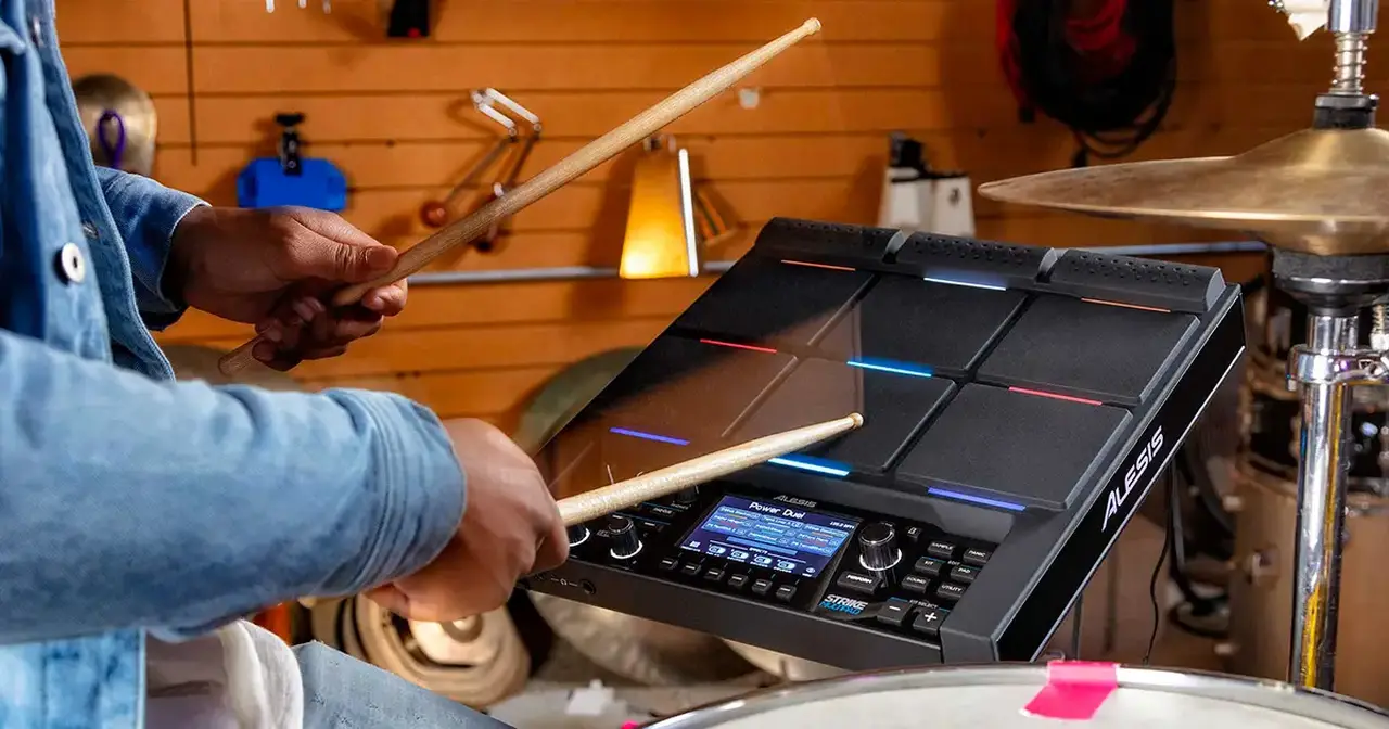 ALESIS SRIKE MULTIPAD è una percussione a pad in gomma a 9 zone sensibili alla dinamica, con retroilluminazione RGB configurabile