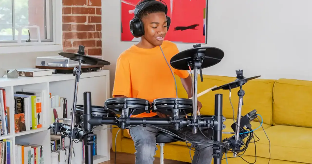 ALESIS TURBO MESH KIT è Batteria Elettronica a 7 pezzi con Pelli Mesh adatte a garantire una sensibilità naturale al tuo modo di suonare e una risposta ultra silenziosa