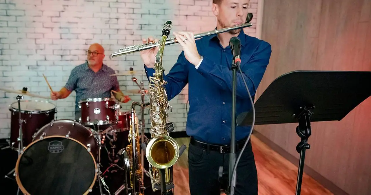 Supporto Gator Frameworks per sassofono con lo strumento appoggiato mentre il musicista suona il flauto traverso