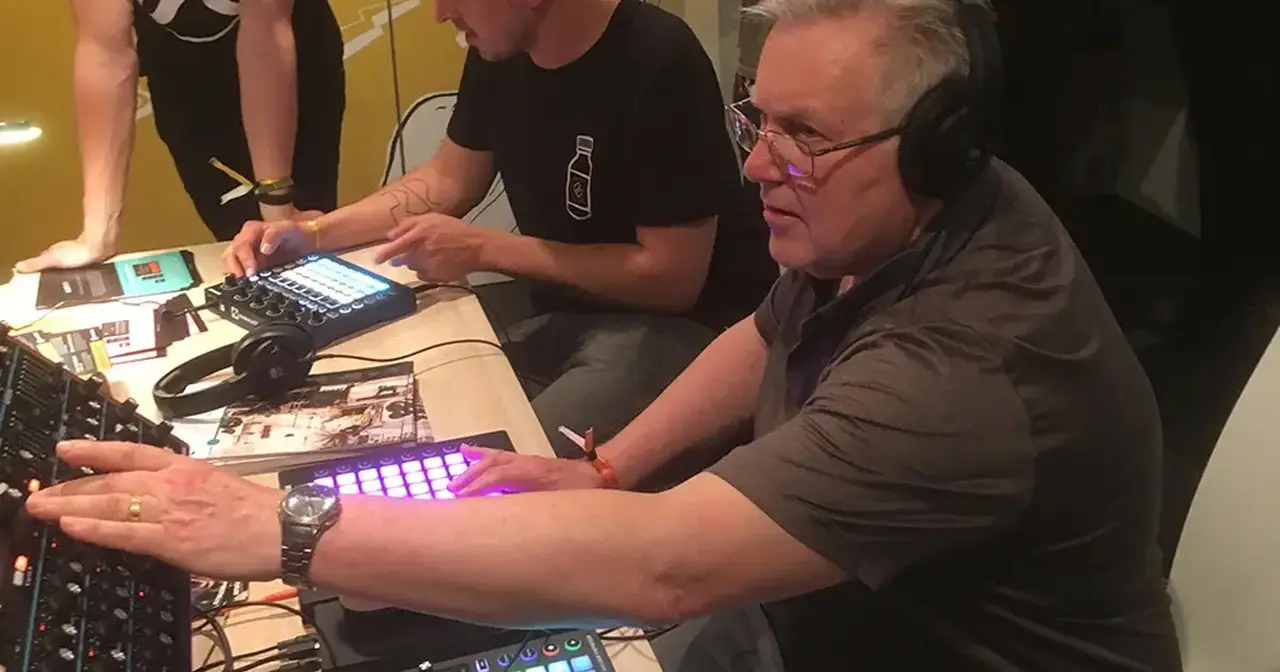 Chris Huggett (1949–2020), ingegnere britannico e figura chiave di Novation. Co-fondatore della Electronic Dream Plant e della Oxford Synthesiser Company, ha collaborato anche con Akai e altri marchi audio come consulente e progettista.