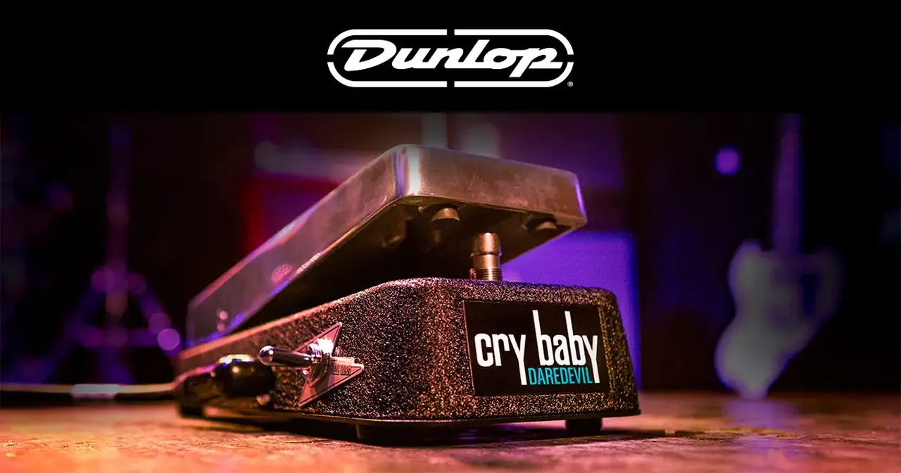 La Dunlop produce una vasta gamma di accessori, tra cui plettri, pedali, slide, capotasti, tracolle e prodotti per la cura dello strumento.