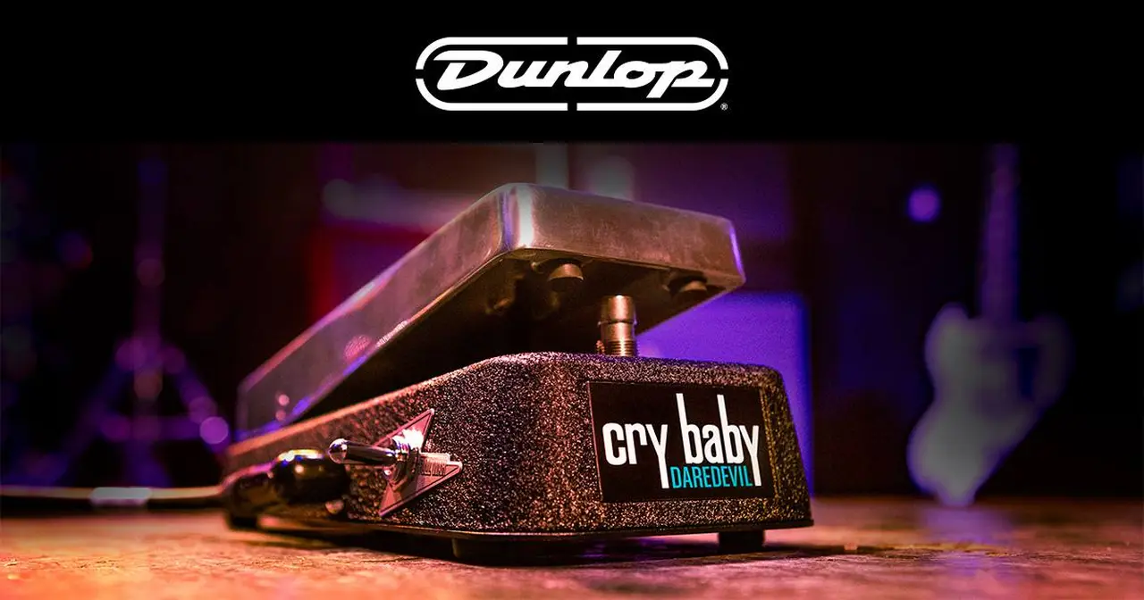 La Dunlop produce una vasta gamma di accessori, tra cui plettri, pedali, slide, capotasti, tracolle e prodotti per la cura dello strumento.