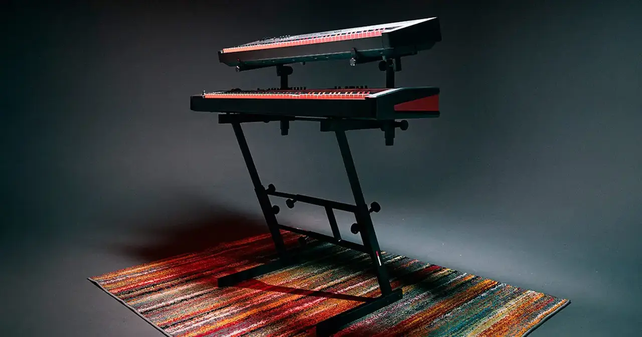 Supporto Gator Frameworks a Z per due tastiere su più livelli