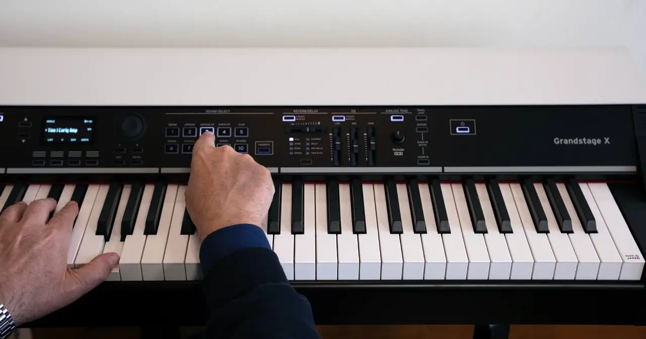 Grand Stage X è il modello Top dei pianoforti digitali Stage KORG. Adotta la rinomata tastiera RH3 Graded Hammer 88 tasti, e un motore sonoro multisintesi