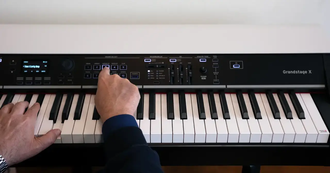 Grand Stage X è il modello Top dei pianoforti digitali Stage KORG. Adotta la rinomata tastiera RH3 Graded Hammer 88 tasti, e un motore sonoro multisintesi