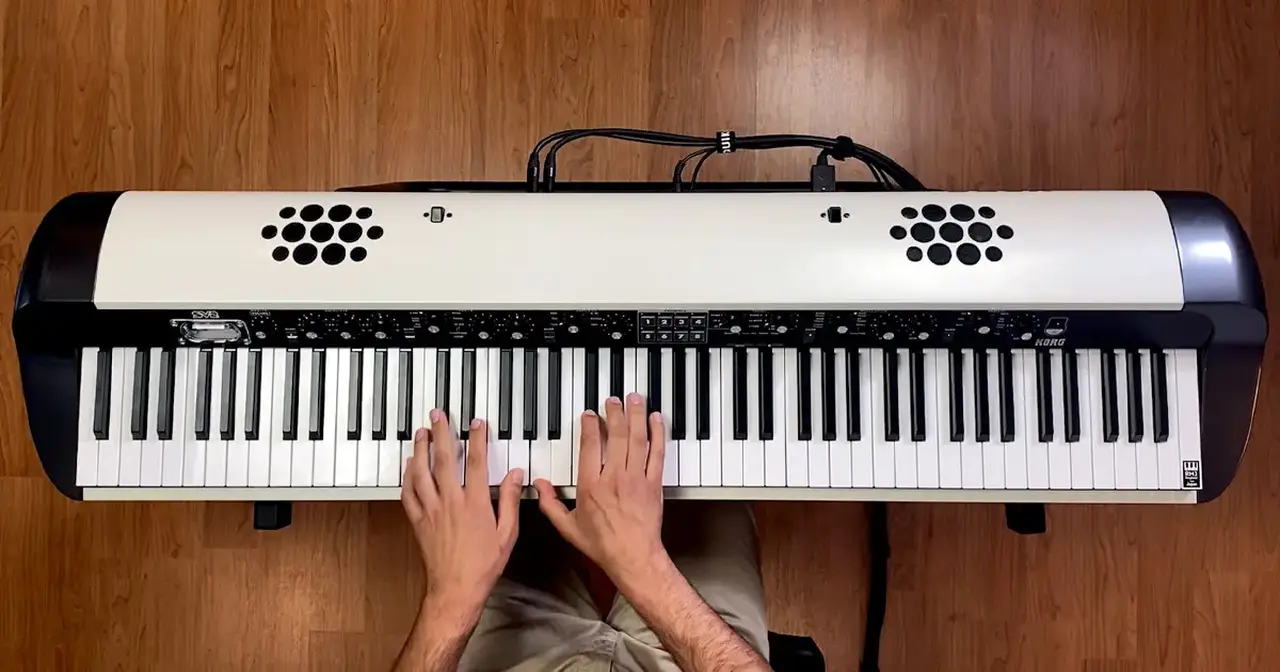 KORG SV2 è un avanzato Piano Stage Vintage con 128 Vocidi polifonia, su 3 sezioni LayerSplit e 64 locazioni FAVORITES per Set personali