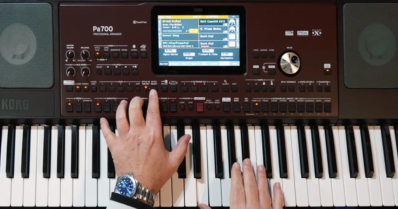 Pa700 possiede, una tastiera 5 ottave sensibile alla Velocity, amplificazione Stereo 25 W con Bass Reflex, Display colori TouchView™ 7”
