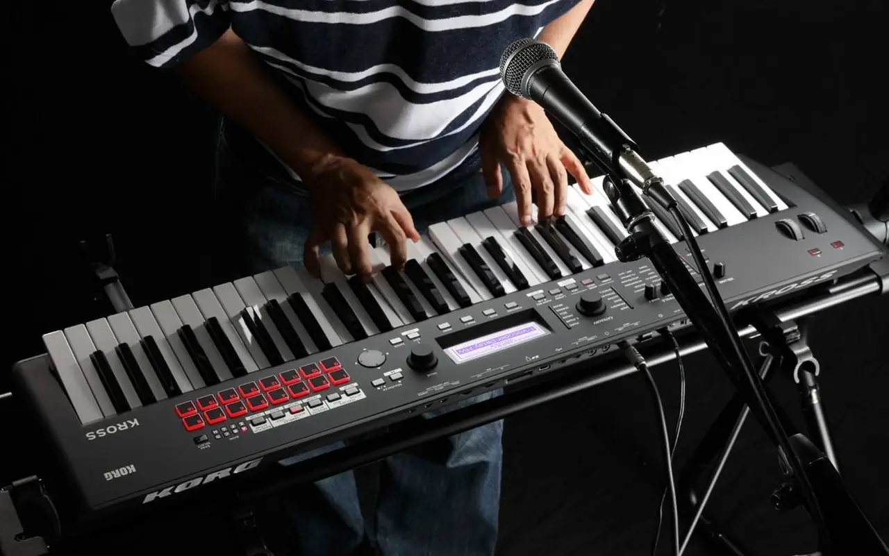 KORG KROSS 2: workstation compatta e leggera, funziona anche a batterie. Tastiera 88 tasti NH pesati, sensibile alla velocity. Oltre 1.000 preset Program/Combi, funzioni Quick Layer e Split