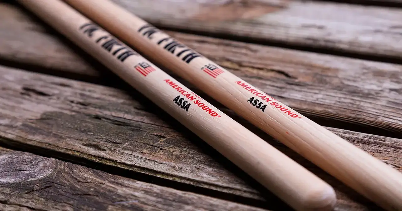 La linea American Sound di Vic Firth con la punta più piena e rotonda regala ai batteristi la possibilità di variare suono senza sacrificare il feeling con la bacchetta.