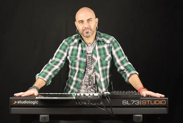 Mark Basile in studio con il suo set up Studiologic