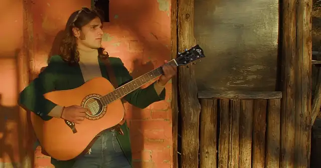 Nicolò Santarelli è un endorser per Eko Guitars