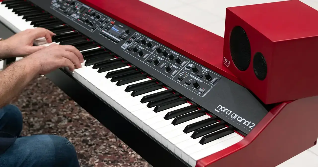 NORD Grand 2 è il piano stage d’ultima generazione, adotta il key bed  88 tasti pesati Hammer Action Premium di KAWAI con triplo sensore per il rilevamento della dinamica ad alta risoluzione
