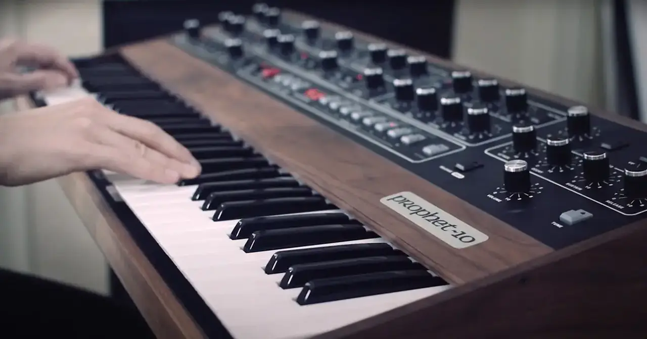 Sequential Prophet 10 e Prophet 5. Il synth analogico polifonico a tastiera più famoso al mondo. Distribuiti in Italia dalla Algam EKO