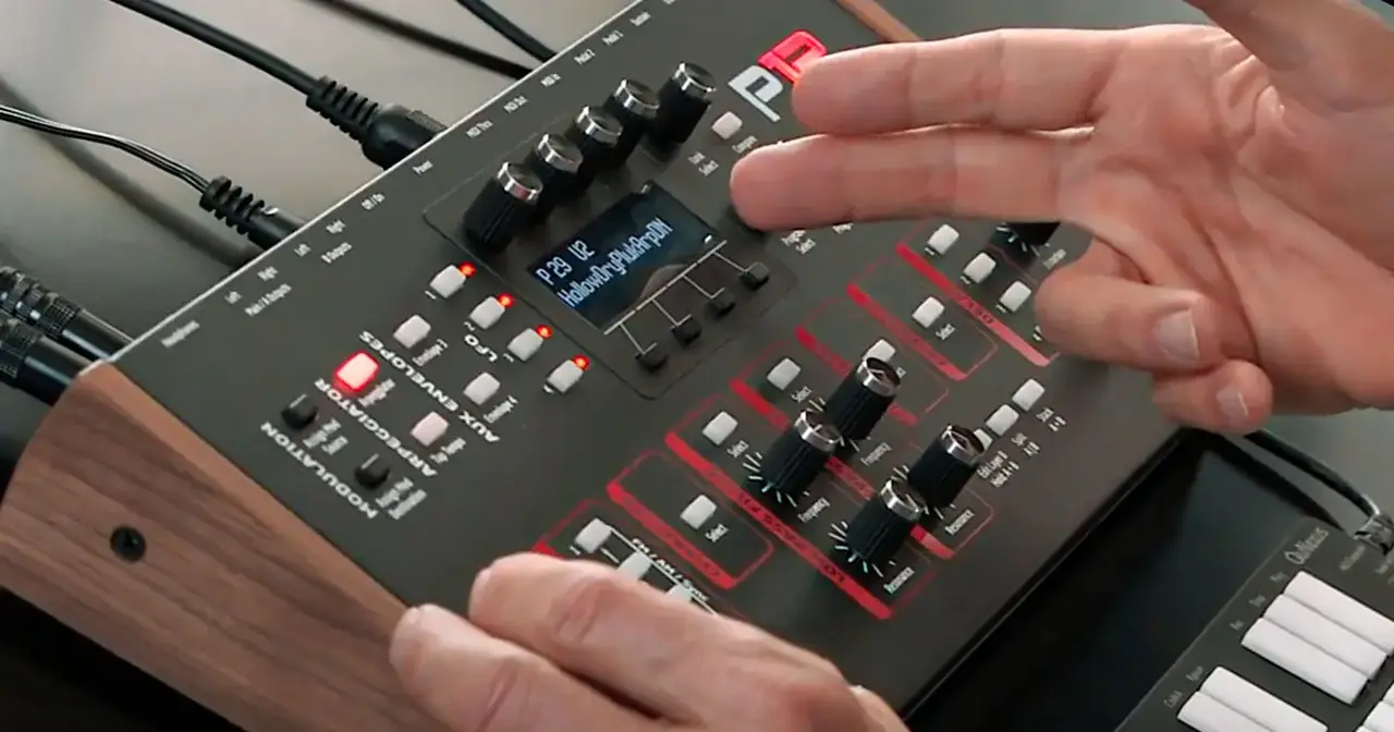 Sequential Prophet 12 è un sintetizzatore bi-timbrico, con 4 oscillatori + sub basato su architettura ibrida digitale/analogica